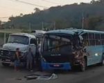 Acidente entre ônibus e caminhão causa lentidão na BR-381, em Sabará
