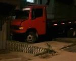 Caminhão bate em muro de casa após dupla tentar furtar bateria na Grande BH