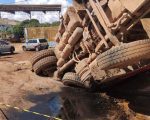 Caminhão cai em cratera que se abriu em avenida de Contagem