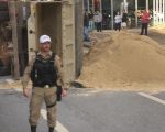 Caminhão carregado com areia tomba na avenida Amazonas e causa congestionamento em BH