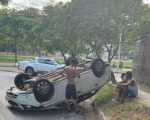Carro com cinco pessoas capota na Pampulha