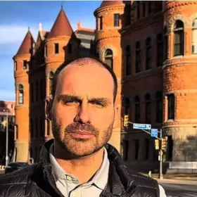 Eduardo Bolsonaro anuncia que ficar&aacute; nos EUA e vai se licenciar de mandato