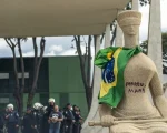 Mulher que pichou estátua do STF deixa prisão