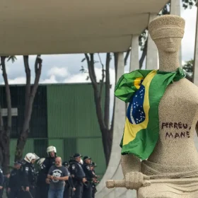 Mulher que pichou estátua do STF deixa prisão