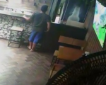 Vídeo: homem furta celular em bar e despista dono, em Divinópolis