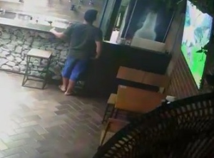 V&iacute;deo: homem furta celular em bar e despista dono, em Divin&oacute;polis