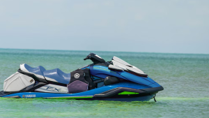 Pilotando moto aqu&aacute;tica com duas passageiras, mulher tem parada card&iacute;aca e cai na &aacute;gua, no Lago de Furnas