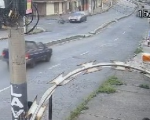 Vídeo: colisão entre carro e moto é filmada no bairro Porto Velho, em Divinópolis