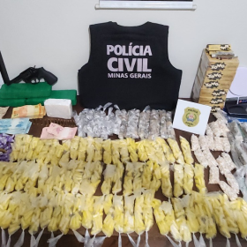 Mais de mil pinos de coca&iacute;na e outras drogas foram apreendidas em Opera&ccedil;&atilde;o da PCMG em Nova Serrana