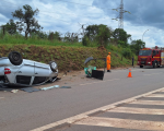 Motorista passa mal, bate em placa e capota carro, na MG-050, em Itaúna