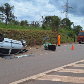 Motorista passa mal, bate em placa e capota carro, na MG-050, em Ita&uacute;na