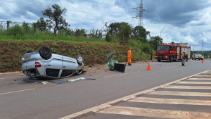 Motorista passa mal, bate em placa e capota carro, na MG-050, em Ita&uacute;na