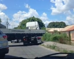 Vídeo: carreta bitrem tenta fazer curva, mas agarra, no Centro de Divinópolis