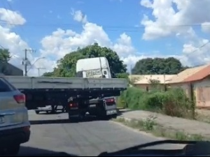 V&iacute;deo: carreta bitrem tenta fazer curva, mas agarra, no Centro de Divin&oacute;polis