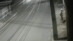 V&iacute;deo: homem furta caixa de correios, no bairro N. S. das Gra&ccedil;as, em Divin&oacute;polis