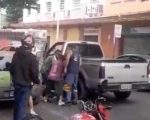 Motorista atropela jovem no Centro de BH e é agredido por populares