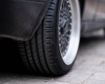 Mulher pula de carro em movimento para escapar de estupro em MG