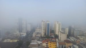 Divin&oacute;polis amanhece com neblina nesta ter&ccedil;a (29)