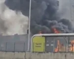 Ônibus pega fogo em frente a estação do Move na av. Cristiano Machado, em BH; veja vídeo