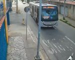 VÍDEO: cachorro morre após ser atropelado por ônibus em BH