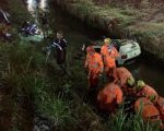 VÍDEO: carro cai em rio na Grande BH, deixa uma pessoa morta e três feridas