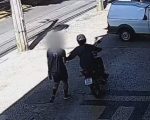 Vídeo: Motociclista furta celular de pedestre na calçada em BH