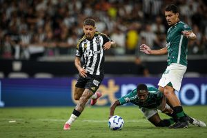 Galo quer afastar a crise pensando agora na Copa do Brasil. Maring&aacute; x Atl&eacute;tico. A Minas FM transmite.