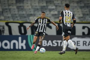 Galo desfalcado tenta a lideran&ccedil;a isolada na Sula. Caracas x Atl&eacute;tico. A Minas FM transmite.
