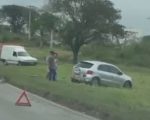 Acidente com carro é registrado na BR-494, em Divinópolis