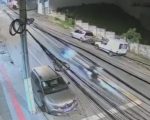 Câmera flagra momento exato de batida entre motos no Niterói, em Divinópolis