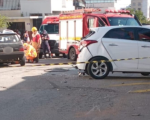Acidente entre carros e moto é registrado próximo à Igreja do bairro Nossa Senhora das Graças
