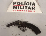 Divinópolis: Arma é apreendida pela PM durante atendimento de ocorrência à vítima de violência doméstica