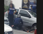 Batida entre moto e carro no Centro de Divinópolis deixa mulher ferida