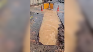 Divin&oacute;polis: vazamento de &aacute;gua assusta moradores e inunda rua