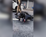 Na tarde desta quinta-feira (24), um homem tentou fugir da polícia e acabou se envolvendo em um acidente no cruzamento da rua Pernambuco com a João Morato de Faria, no Centro de em Divinópolis.