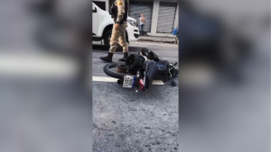 Na tarde desta quinta-feira (24), um homem tentou fugir da pol&iacute;cia e acabou se envolvendo em um acidente no cruzamento da rua Pernambuco com a Jo&atilde;o Morato de Faria, no Centro de em Divin&oacute;polis.