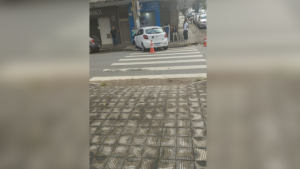 Mulher fica ferida após carro bater em poste no Centro de Divinópolis