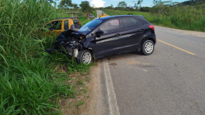 Leandro Ferreira: Acidente entre carros deixa dois feridos na LMG-801