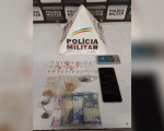 Mulher que traficava drogas próximo à escola é presa, em Cláudio