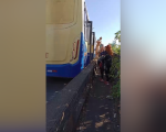 Ônibus de reforço estraga no viaduto da rua Castro Alves, em Divinópolis; veja vídeo