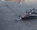 Ciclista perde muito sangue e fica gravemente ferido em acidente com carro, no Centro de Itaúna
