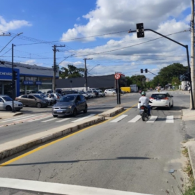 Avenida Autorama recebe novo semáforo próximo aos supermercados: veja mudanças