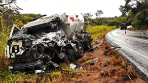 Condutor morre em acidente entre dois caminh&otilde;es, na MG-260, em Itapecerica