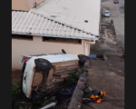 VÍDEO: Carro capota em ladeira e quase atinge casa na av. Amazonas em Divinópolis
