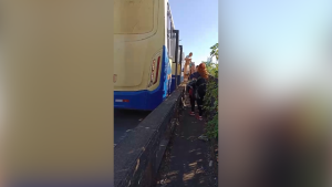 Ônibus de reforço estraga no viaduto da rua Castro Alves, em Divinópolis; veja vídeo