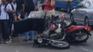 Acidente entre duas motos deixa mulher gravemente ferida, no Centro de Divin&oacute;polis