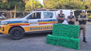 PMRv aborda carro clonado e encontra mais de 400 barras de maconha, na MG-050, em Formiga