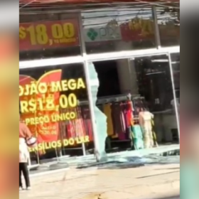 Loja é furtada e tem porta de vidro quebrada, no Centro de Divinópolis