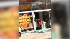 Loja é furtada e tem porta de vidro quebrada, no Centro de Divinópolis