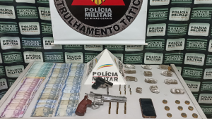 Par&aacute; de Minas: Homem &eacute; preso com arma, drogas e mais de R$ 1 mil